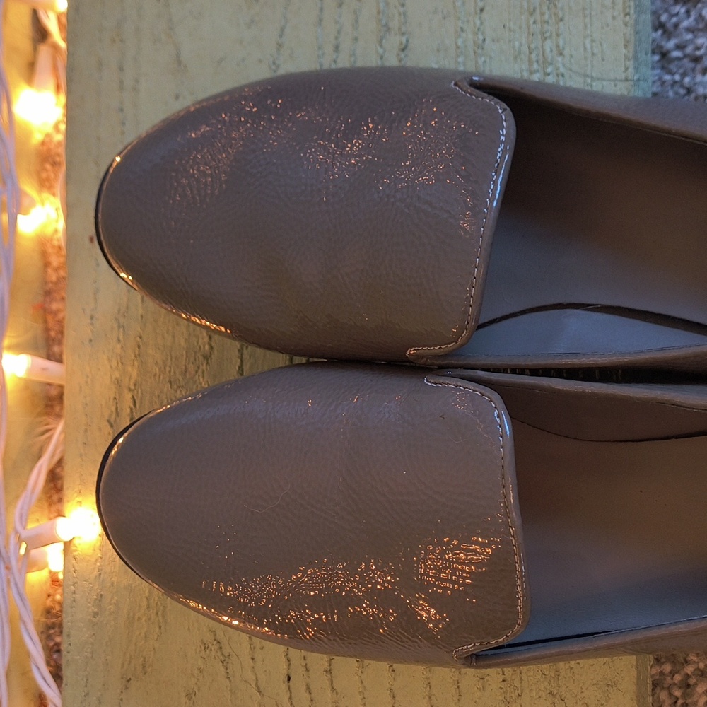 Women's Bandolino Flat Loafer Slip On Grey Taupe Patent Leather 6½ - Picture 8 of 11
